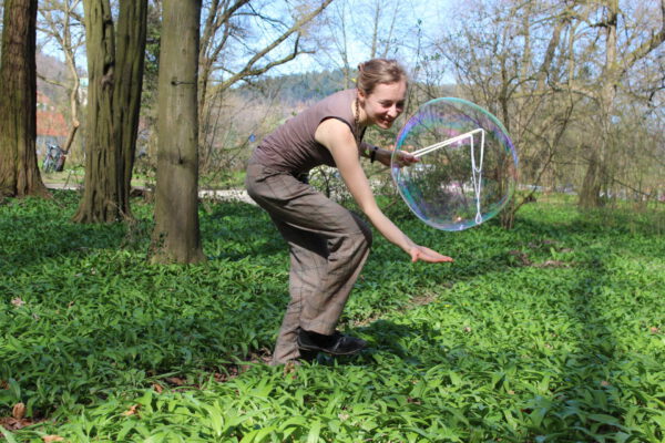 Riesenseifenblasen kaufen Kindergeburtstag Gruppenspiele Outdoorspiele Freiburg Große Seifenblasen mieten