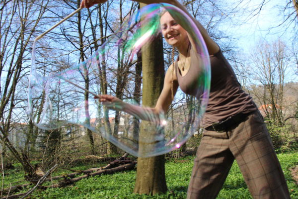 Riesenseifenblasen kaufen Kindergeburtstag Gruppenspiele Outdoorspiele Freiburg Große Seifenblasen mieten